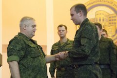 В ЛНУ вручили офицерские погоны выпускникам военной кафедры