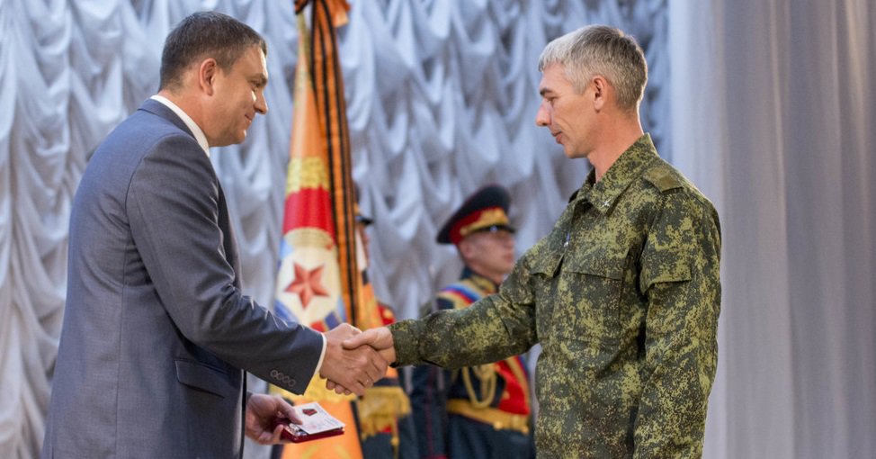 В Луганской филармонии наградили военнослужащих НМ ЛНР