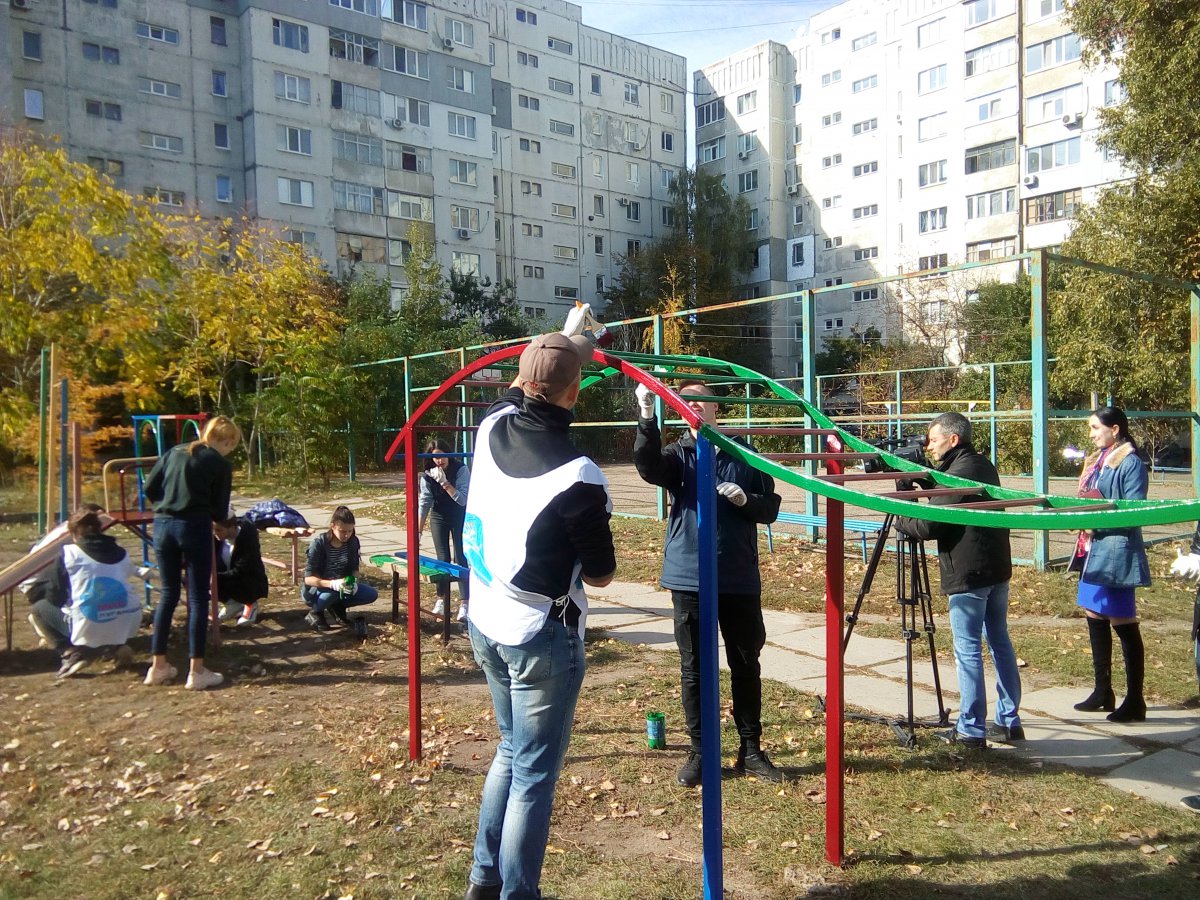 В квартале Южном Луганска благоустроили детскую площадку