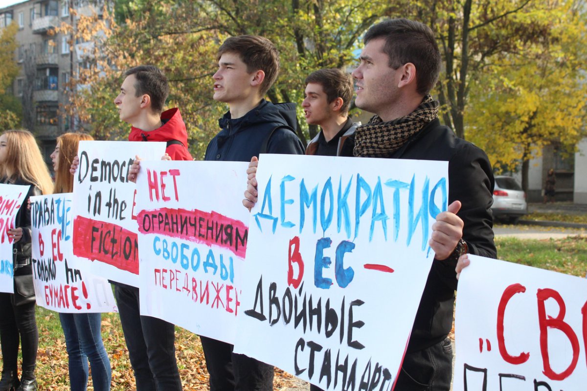 Активисты ОО "ПАД" провели акцию протеста у офиса ОБСЕ в Луганске