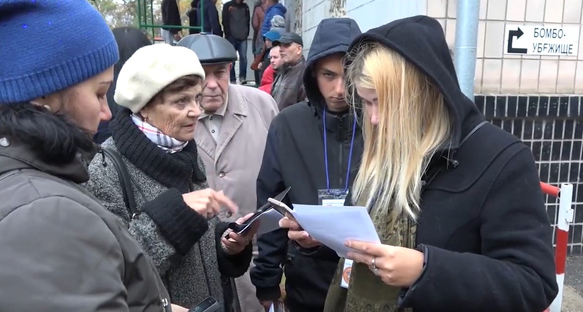 Активисты «ПАД» проводят консультации граждан по регистрации в электронной очереди