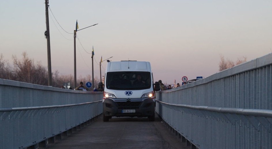 Автомобили скорой помощи проехали по Станичному мосту