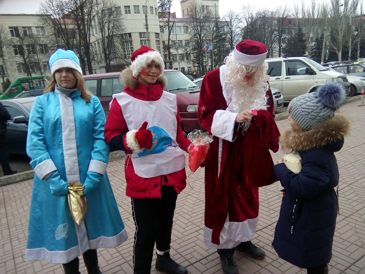 В Луганске провели акцию "Новогодний хайп"