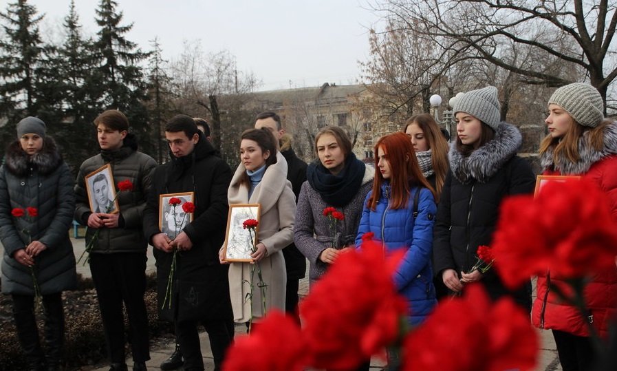 Луганчане почтили память казненных в 1943-м году молодогвардейцев