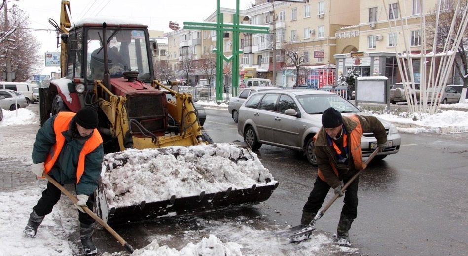 Луганские коммунальщики расчищают улицы города от снега