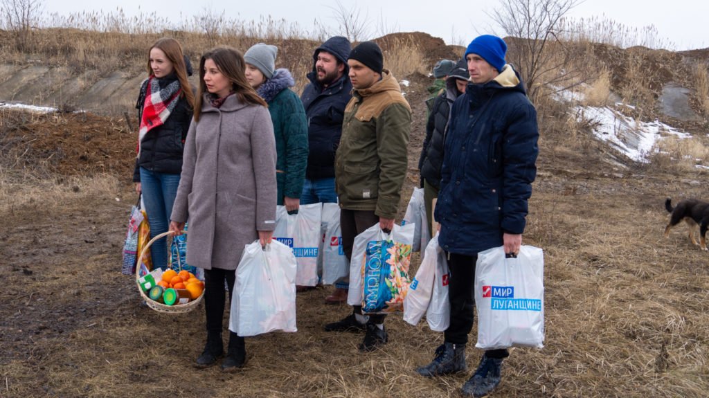 Активисты ОД "Мир Луганщине" поздравили защитников Отечества