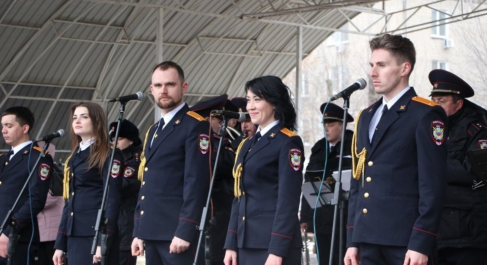 В луганском сквере состоялся концерт ко Дню защитника Отечества