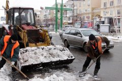 Луганские коммунальщики расчищают улицы города от снега