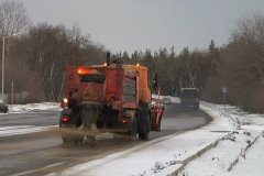 Дорожники ведут борьбу с гололедицей в Луганске