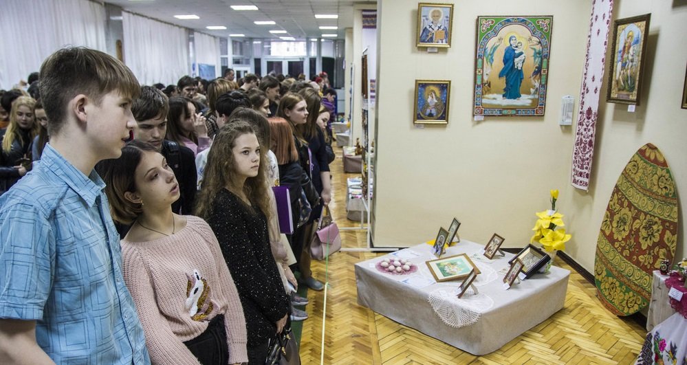 Выставка "Палитра народного творчества" открылась в Луганске
