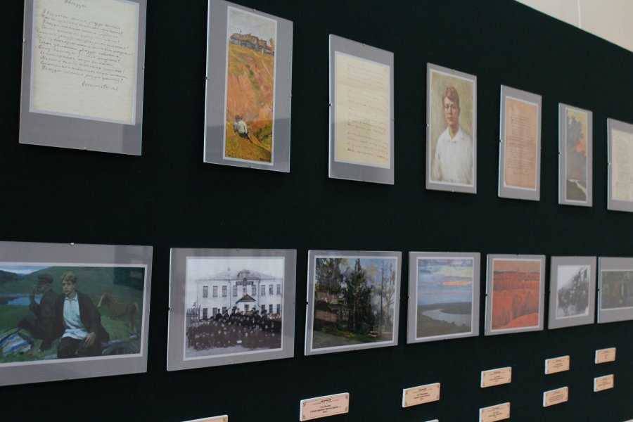 Луганский художественный музей представил выставку к 125-летию Есенина
