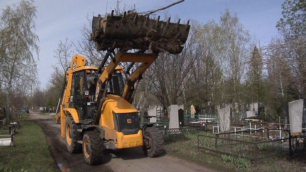 Коммунальщики подготавливают территории городских кладбищ к Пасхе