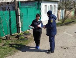 В Каменнобродском районе Луганска сотрудники МЧС патрулируют частный сектор