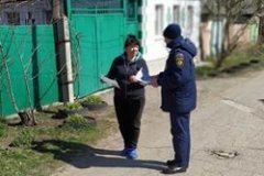 В Каменнобродском районе Луганска сотрудники МЧС патрулируют частный сектор