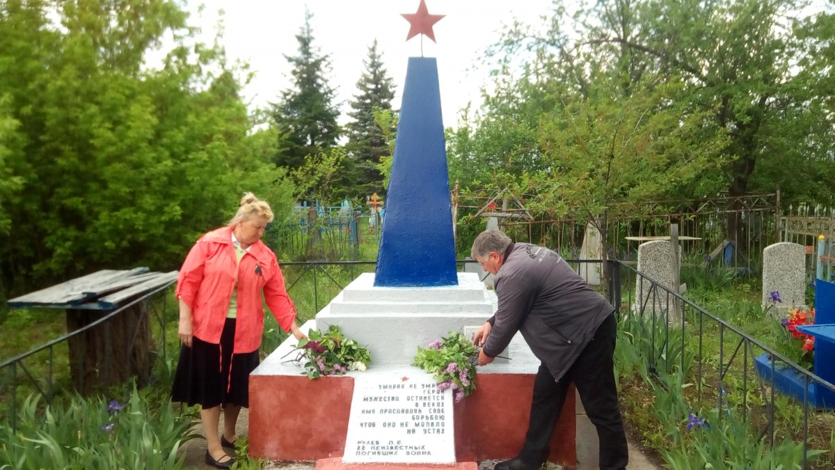 Жители прифронтовых сел в День Победы возложили цветы к памятникам советских солдат