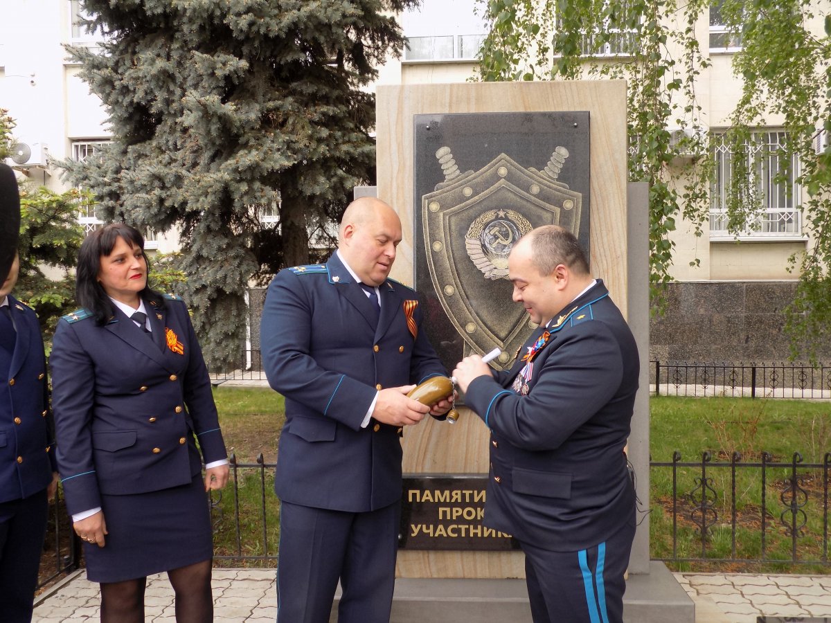 Сотрудники Генпрокуратуры ЛНР заложили капсулу времени будущим поколениям прокуроров