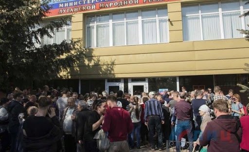 Очереди в миграционную службу: жители ЛНР хотят стать частью России