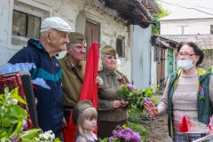 Ветеранов Великой Отечественной войны в Луганске поздравили мини-концертами