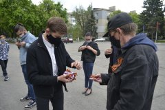 В городах и районах ЛНР провели акцию "Георгиевская ленточка"