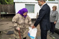 Жители прифронтовых посёлков получили помощь от проекта «Волонтёр»
