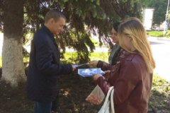 Ровеньковские активисты обменяли горожанам сигареты на конфеты