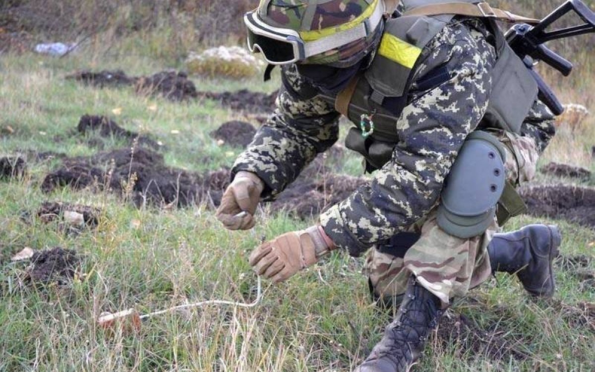 Украинские силовики минируют территорию в районе Попасной