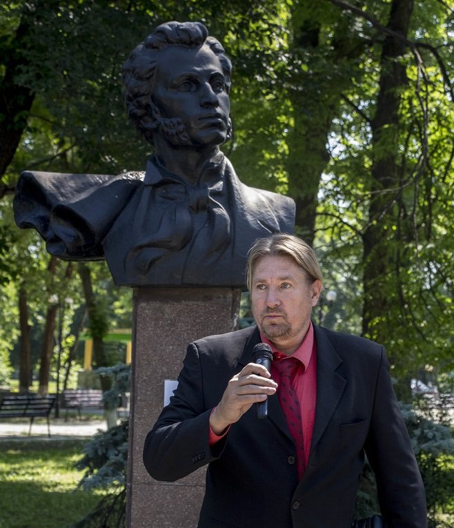 Луганчане почтили память поэта Александра Сергеевича Пушкина