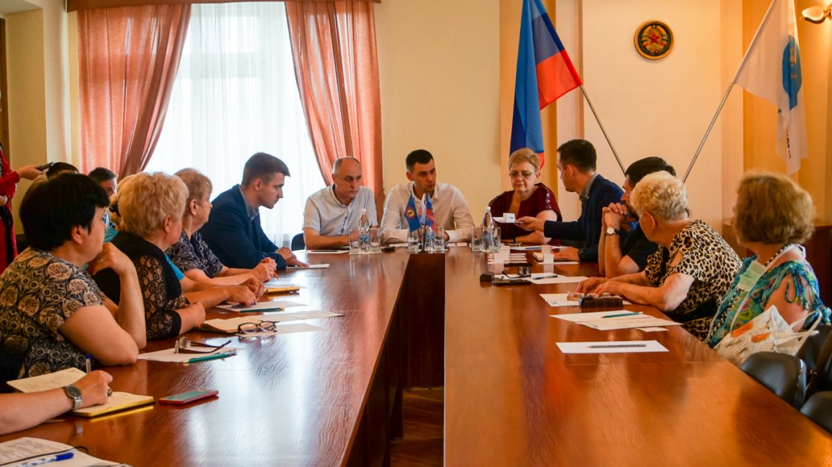 Председателям квартальных комитетов в Каменнобродском районе Луганска выдали штампы