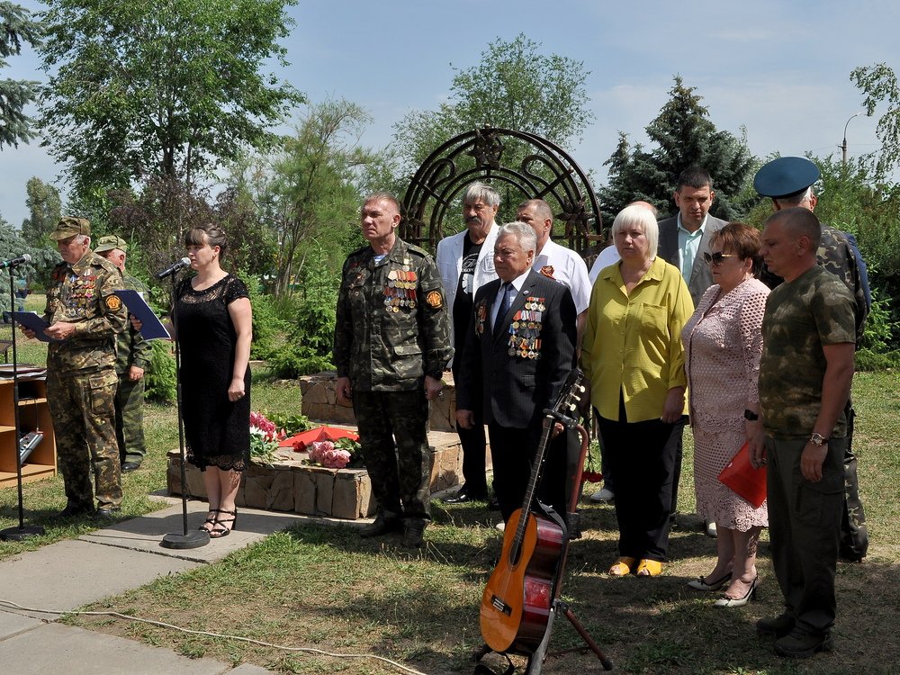 В Луганске открыли аллею памяти и установили именные доски ветеранам трех войн