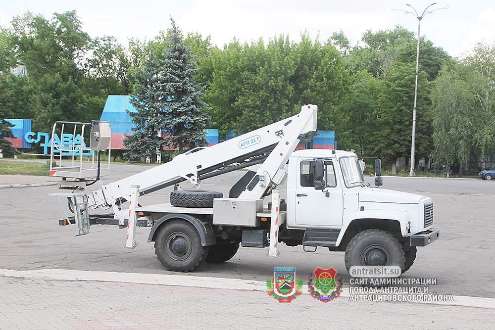 Власти Республики передали коммунальщикам Антрацита автовышку