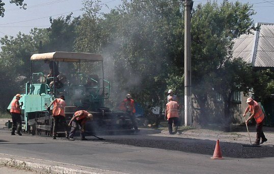 В столице ЛНР на минувшей неделе на четырех улицах производили укладку асфальта