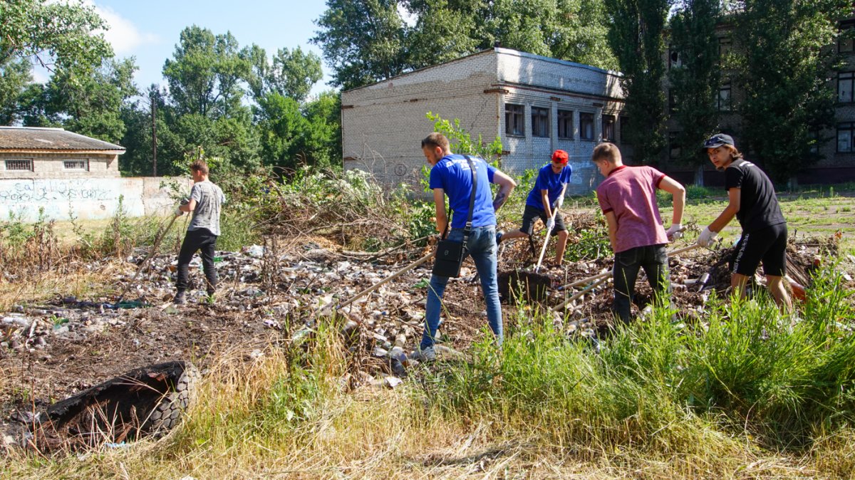 Активисты ОД "Мир Луганщине" провели субботник в столице ЛНР