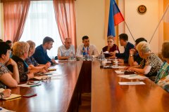 Председателям квартальных комитетов в Каменнобродском районе Луганска выдали штампы