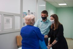Врачам луганской больницы №4 вручили помощь от проекта "Волонтер"