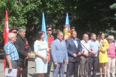 В Луганске прошел митинг в честь 100-летия дважды Героя СССР Молодчего