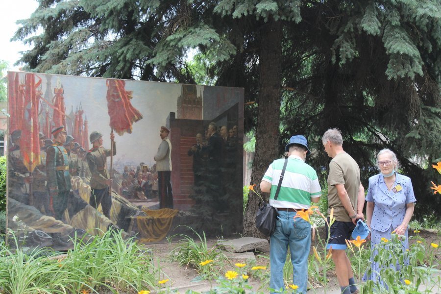 В Луганской галерее искусств открылась выставка "Не гаснет Памяти свеча"