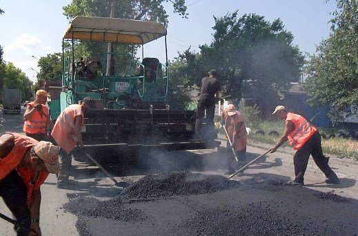 Дорожники на минувшей неделе отремонтировали четыре магистрали в Луганске