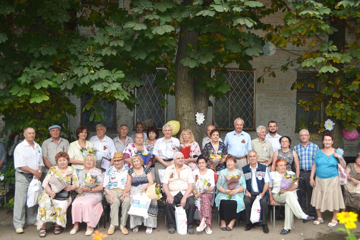 В столице ЛНР в День семьи, любви и верности поздравили супружеские пары-долгожители