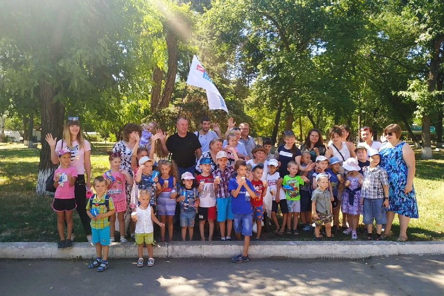 80 детей из Малой Вергунки бесплатно покатались на аттракционах в луганском парке