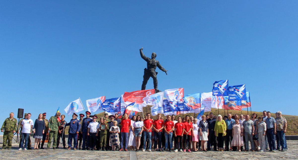 У памятника "Комбату" прошел митинг-реквием в честь подвига Алексея Ерёменко