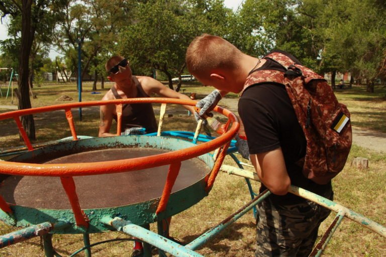 В столице ЛНР благоустроили детскую площадку и сквер