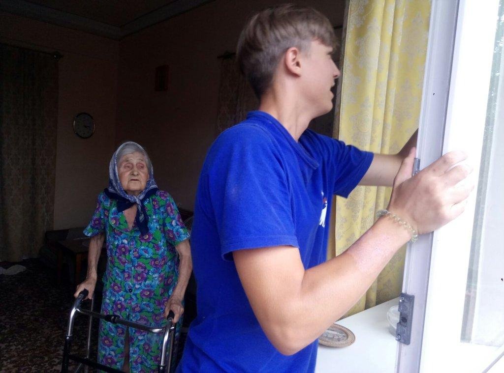 Молодежь ЛНР продолжает делать добрые дела для ветеранов