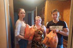 Представители ОД "Мир Луганщине" передали продуктовые наборы луганчанам