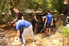Активисты "Мира Луганщине" убрали мусор из фонтана в столице ЛНР