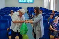 Представители ОД "Мир Луганщине" вручили продуктовые наборы луганчанам