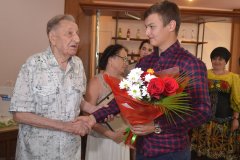 В Луганске ветерана Великой Отечественной войны поздравили с 95-летием