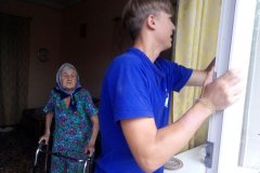 Молодежь ЛНР продолжает делать добрые дела для ветеранов