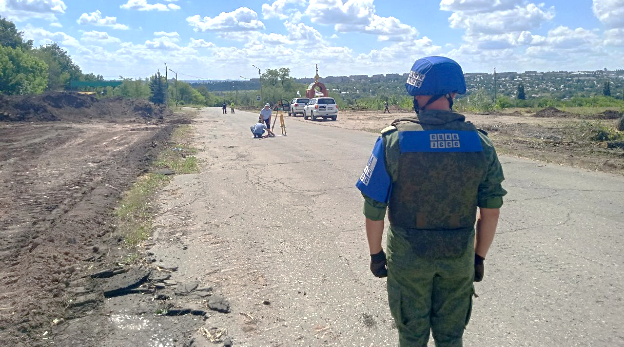 Представители ЛНР расчищают площадки для размещения КПВВ у Золотого и Счастья