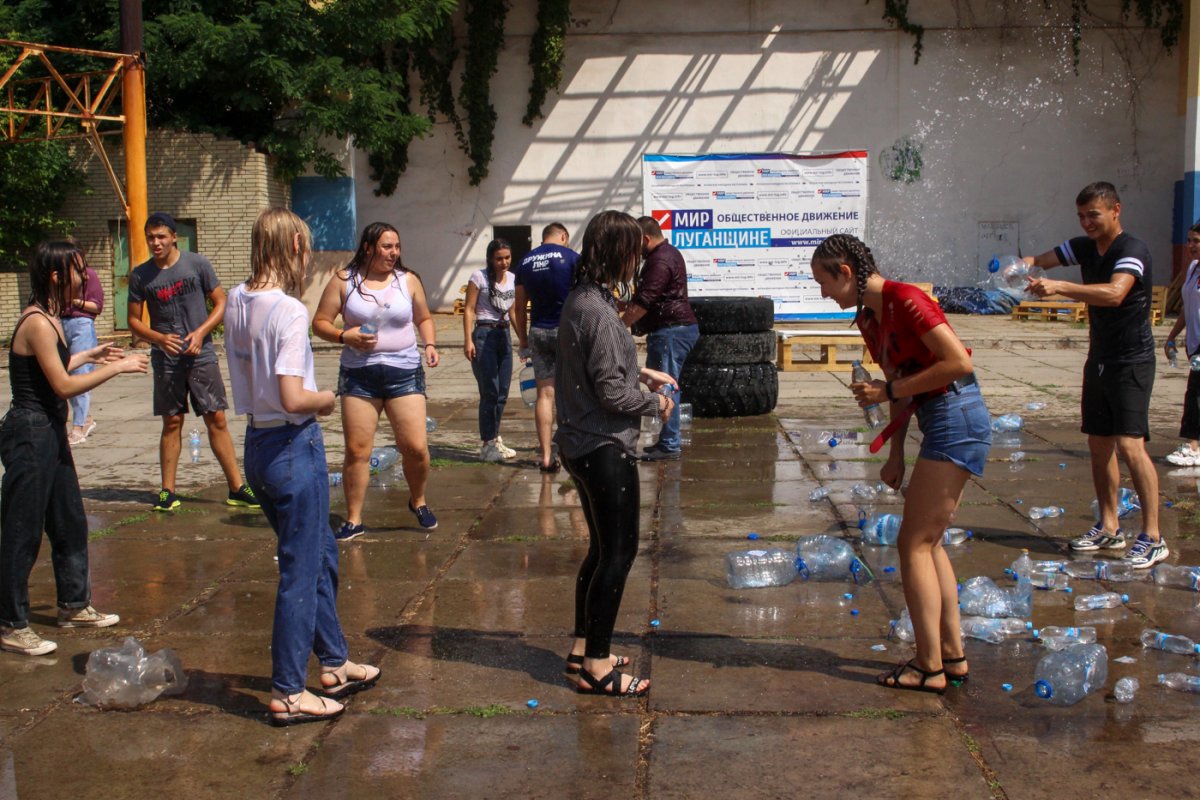 Молодежь Луганска сразилась в "Водной битве"