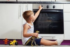 Жителей ЛНР призывают не оставлять детей без присмотра
